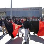 Trabajadores de Audi participan en una jornada de huelga hoy, en San José Chiapa, en Puebla (México). EFE/ Hilda Ríos