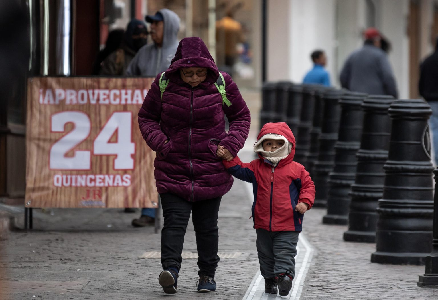 Personas caminan abrigadas debido al descenso de la temperatura en la ciudad de Saltillo, estado de Coahuila (México). Imagen de archivo. EFE/Miguel Sierra.