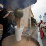 Una comerciante ambulante vende atole (dulce de maíz en agua) debido al descenso de la temperatura en la ciudad de Saltillo, estado de Coahuila (México). Imagen de archivo. EFE/Miguel Sierra.