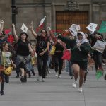 Un grupo de activistas acompañados de niños vuelan papalotes en solidaridad con Palestina, hoy en el Zócalo de la Ciudad de México (México). EFE/ Isaac Esquivel