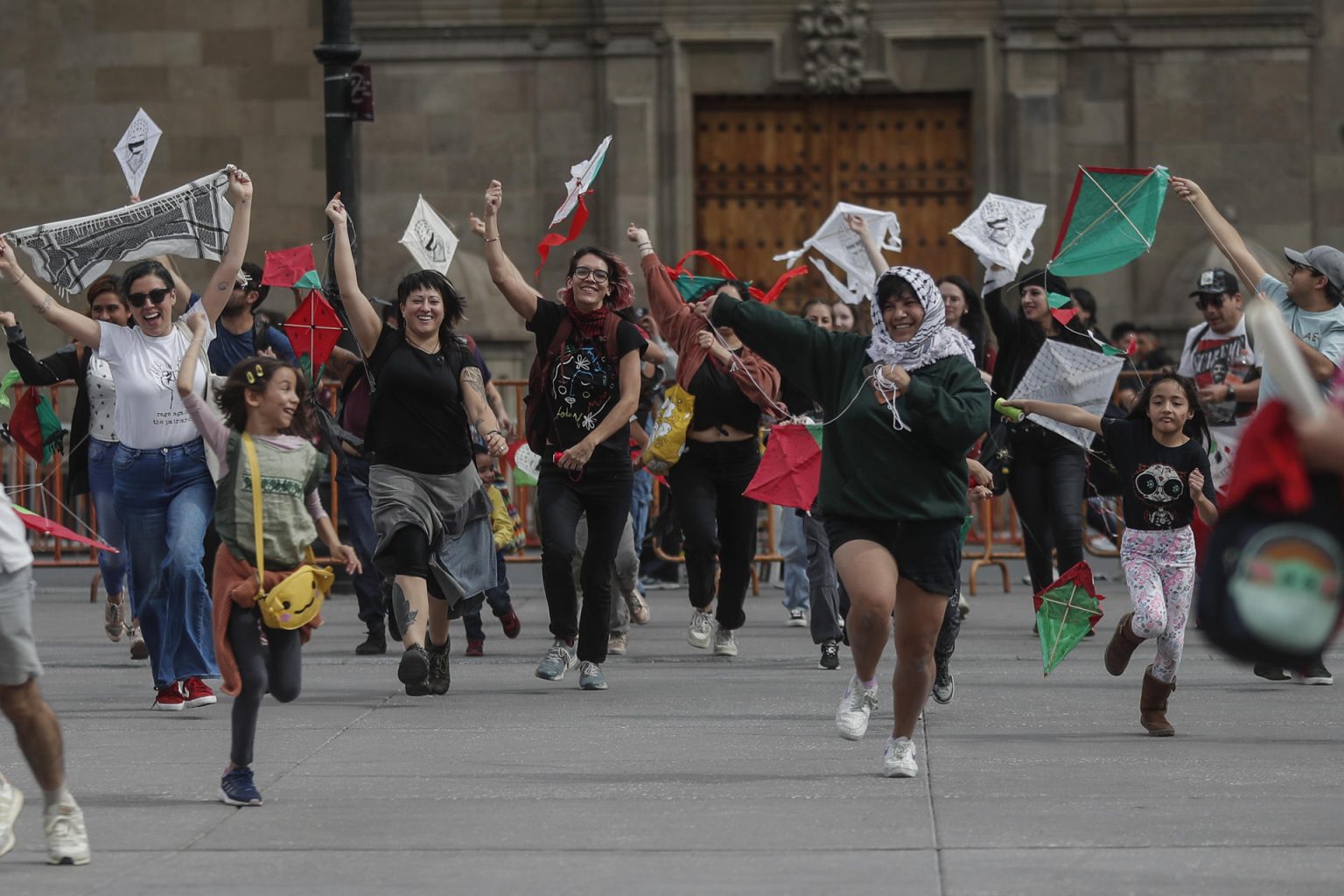 Un grupo de activistas acompañados de niños vuelan papalotes en solidaridad con Palestina, hoy en el Zócalo de la Ciudad de México (México). EFE/ Isaac Esquivel