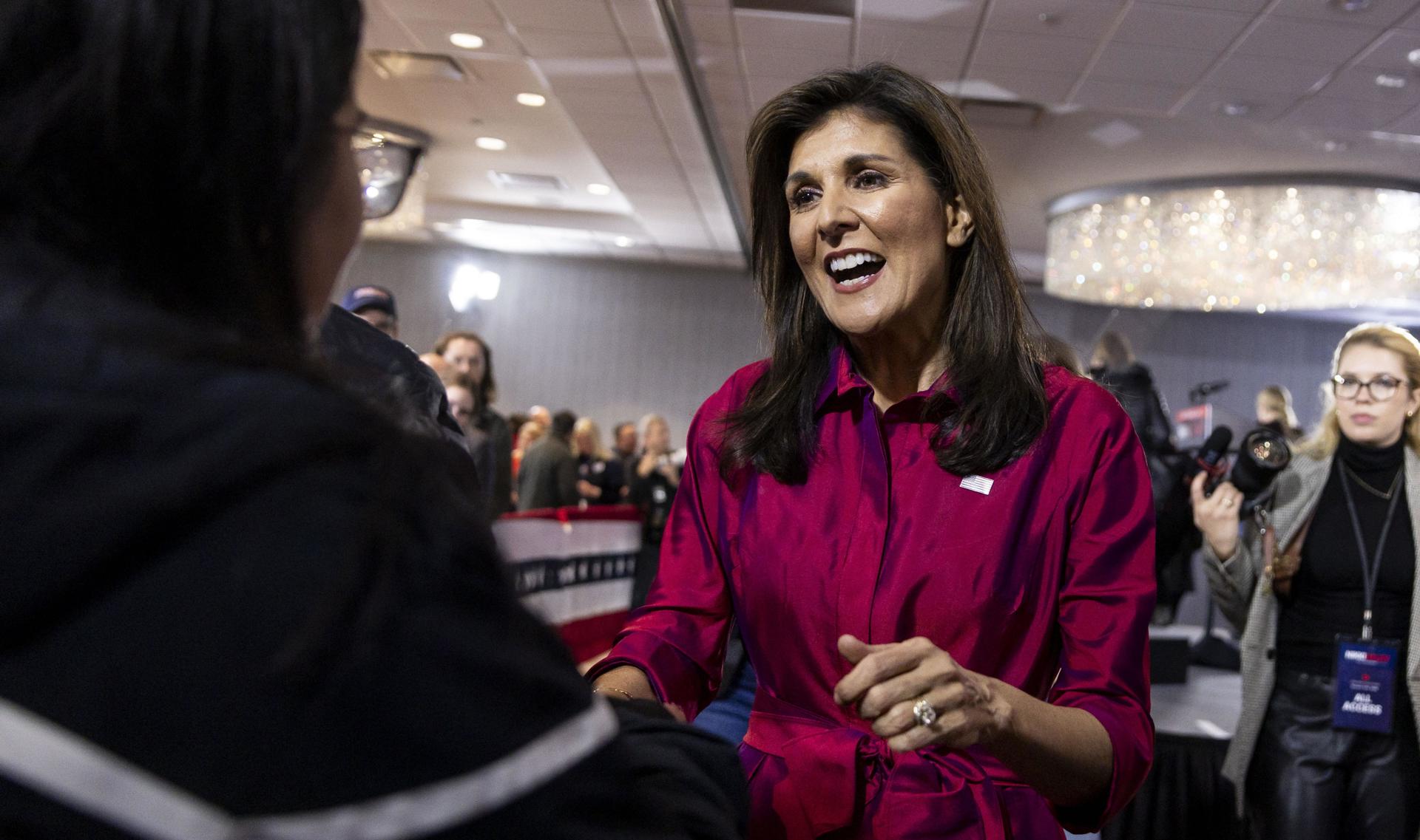 la exgobernadora de Carolina del Sur y candidata presidencial republicana Nikki Haley (C) habla con sus partidarios después de hablar en un evento nocturno de caucus en un hotel en West Des Moines, Iowa, EE.UU. EFE/EPA/JUSTIN LANE
