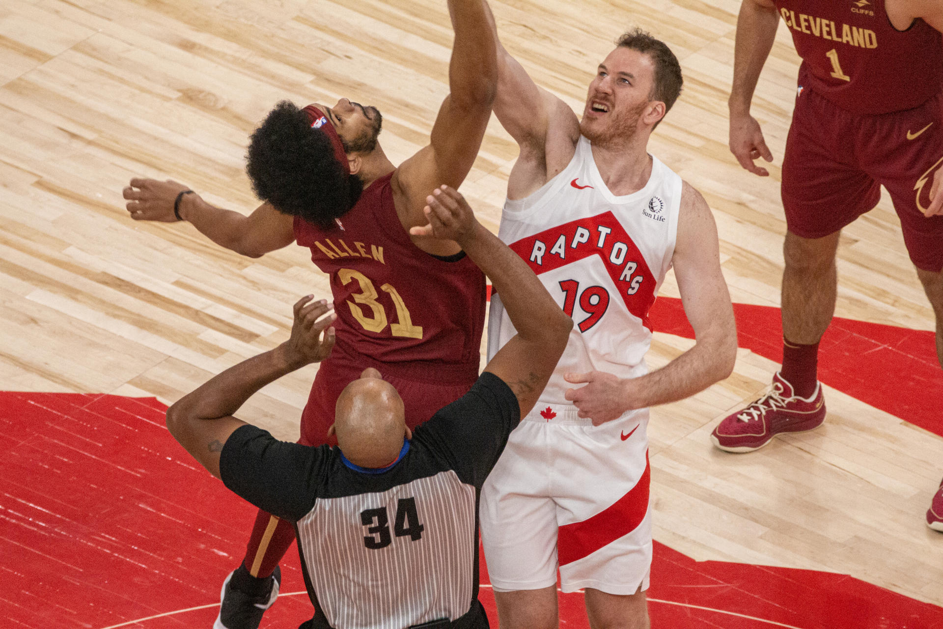 Jarrett Allen (izquierda), de los Cleveland Cavaliers, y Jakob Poeltl (derecha), de los Toronto Raptors, en acción durante un partido de la NBA en el .Scotiabank Arena en Toronto (Canadá). . EFE/ Julio César Rivas
