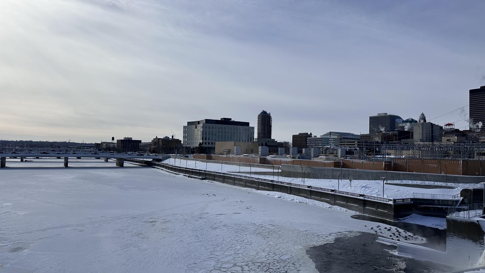 Fotografía de una zona urbana y el cauce de un río cubiertos de nieve hoy, en Des Moines, Iowa (EE.UU.). EFE/ Octavio Guzmán
