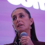 La candidata presidencial del oficialismo, Claudia Sheinbaum, habla hoy durante su reunión con empresarios estadounidenses de la American Society,en Ciudad de México(México). EFE/Sáshenka Gutiérrez