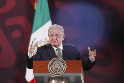 El presidente de México, Andrés Manuel López Obrador, habla durante su rueda de prensa diaria hoy, en el Palacio Nacional de la Ciudad de México (México). EFE/ Isaac Esquivel