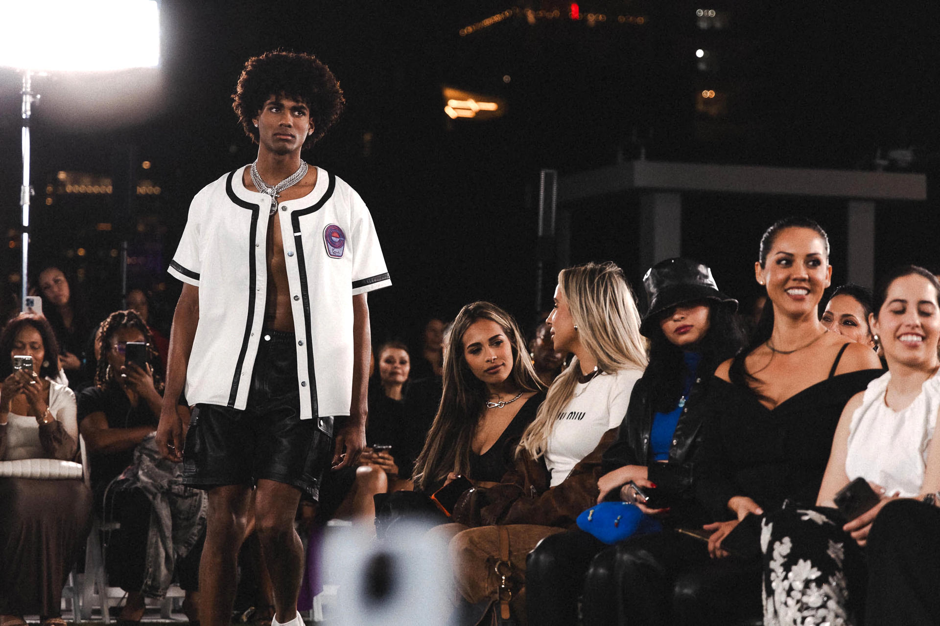 Fotografía cedida por la Semana de la Moda de Miami (MIAFW) donde aparece un modelo mientras luce una creación del reconocido modista en el ámbito del 'urbanwear', Karl Kani, durante un desfile ofrecido el 24 de enero de 2024, en un hotel en el centro de Miami, Florida (EE.UU.). EFE/ MIAFW/ SÓLO USO EDITORIAL/SÓLO DISPONIBLE PARA ILUSTRAR LA NOTICIA QUE ACOMPAÑA (CRÉDITO OBLIGATORIO)
