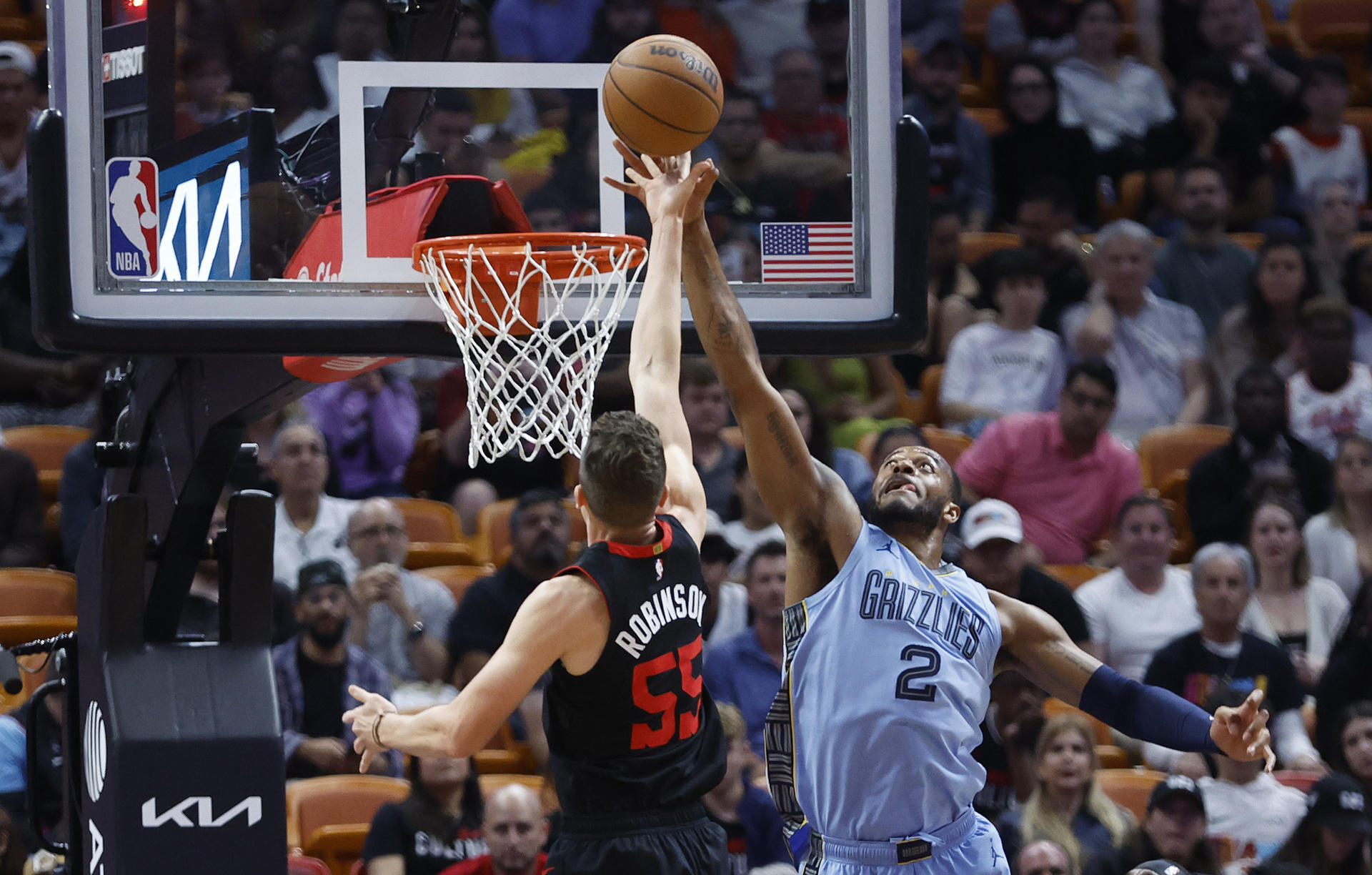 El delantero de los Memphis Grizzlies Xavier Tillman (d) defiende contra el delantero del Miami Heat Duncan Robinson (i) durante la primera mitad del partido de baloncesto de la NBA. EFE/ Rhona Wise
