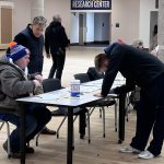 Personas votan hoy en un centro de Des Moines, Iowa, (EE. UU). EFE/ Octavio Guzmán