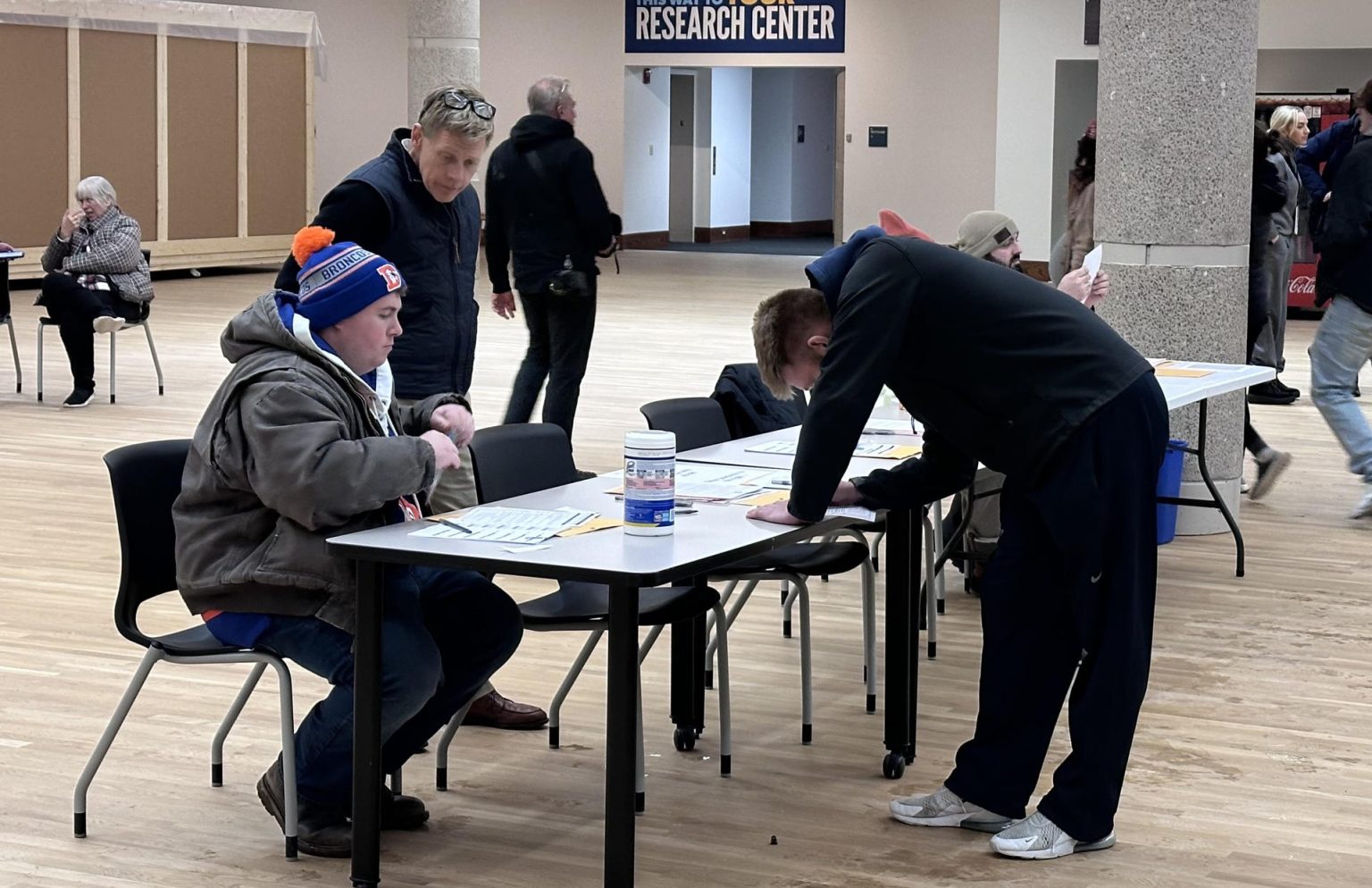 Personas votan hoy en un centro de Des Moines, Iowa, (EE. UU). EFE/ Octavio Guzmán