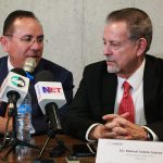 Miguel Ángel Martínez (i), presidente nacional de la Cámara Nacional de Autotransporte de Carga (Canacar), y Manuel Sotelo, presidente regional de la Zona Norte de Canacar, participan en una rueda de prensa el 20 de enero de 2024 en Ciudad Juárez (México).  EFE/Luis Torres