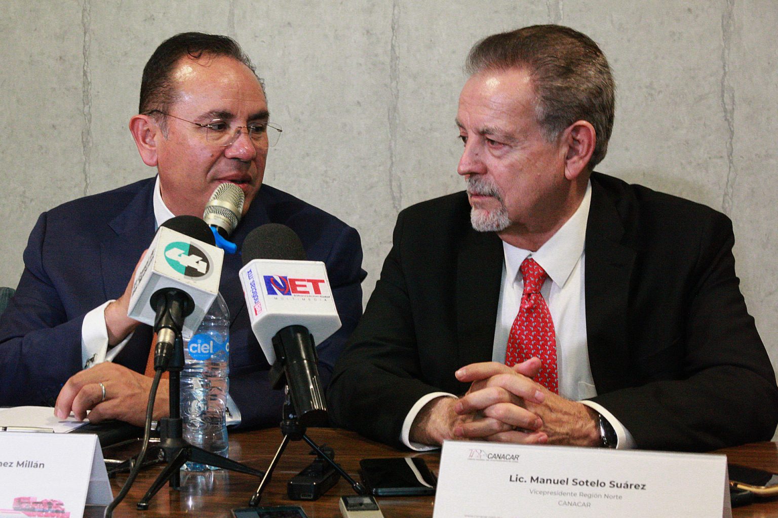 Miguel Ángel Martínez (i), presidente nacional de la Cámara Nacional de Autotransporte de Carga (Canacar), y Manuel Sotelo, presidente regional de la Zona Norte de Canacar, participan en una rueda de prensa el 20 de enero de 2024 en Ciudad Juárez (México).  EFE/Luis Torres