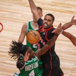 Jontay Porter de los Toronto Raptors rodeado de jugadores de los Boston Celtics True Holiday, Derrick White y Kristaps Porzingis, en acción durante un partido entre los Raptors y los Celtics, hoy en Toronto (Canadá). EFE/Julio César Rivas