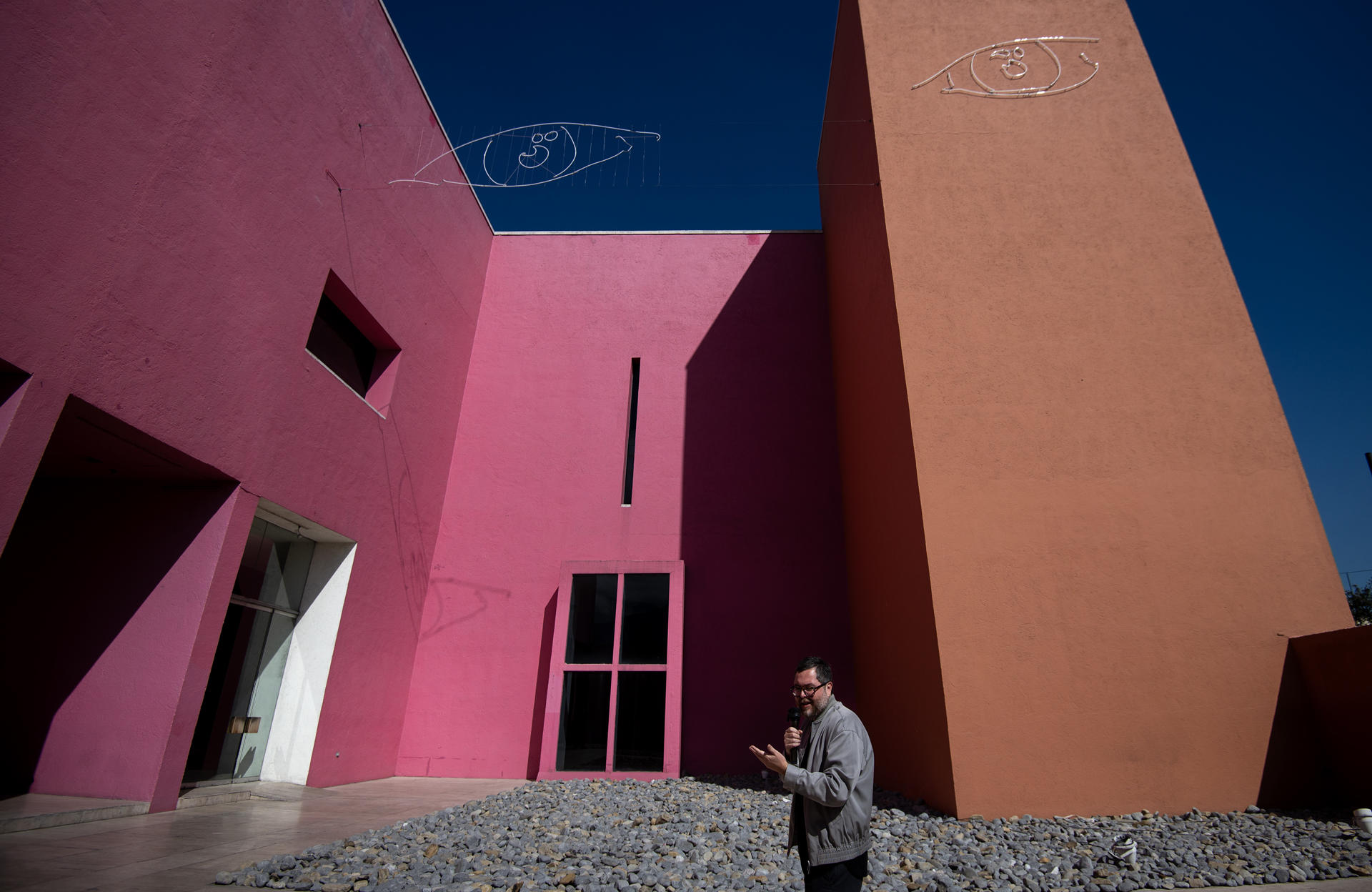 El artista mexicano Leo Marz habla durante la presentación de su obra 'It Stares at You From Billions of Years Ago' hoy, en el Museo de Arte Contemporáneo (Marco) en la ciudad de Monterrey (México). EFE/ Miguel Sierra
