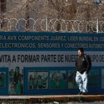 Una persona caminan frente a una fábrica que anuncia vacantes para sus líneas de ensamblajes, el 16 de enero de 2024, en Ciudad Juárez, Chihuahua (México). EFE/ Luis Torres