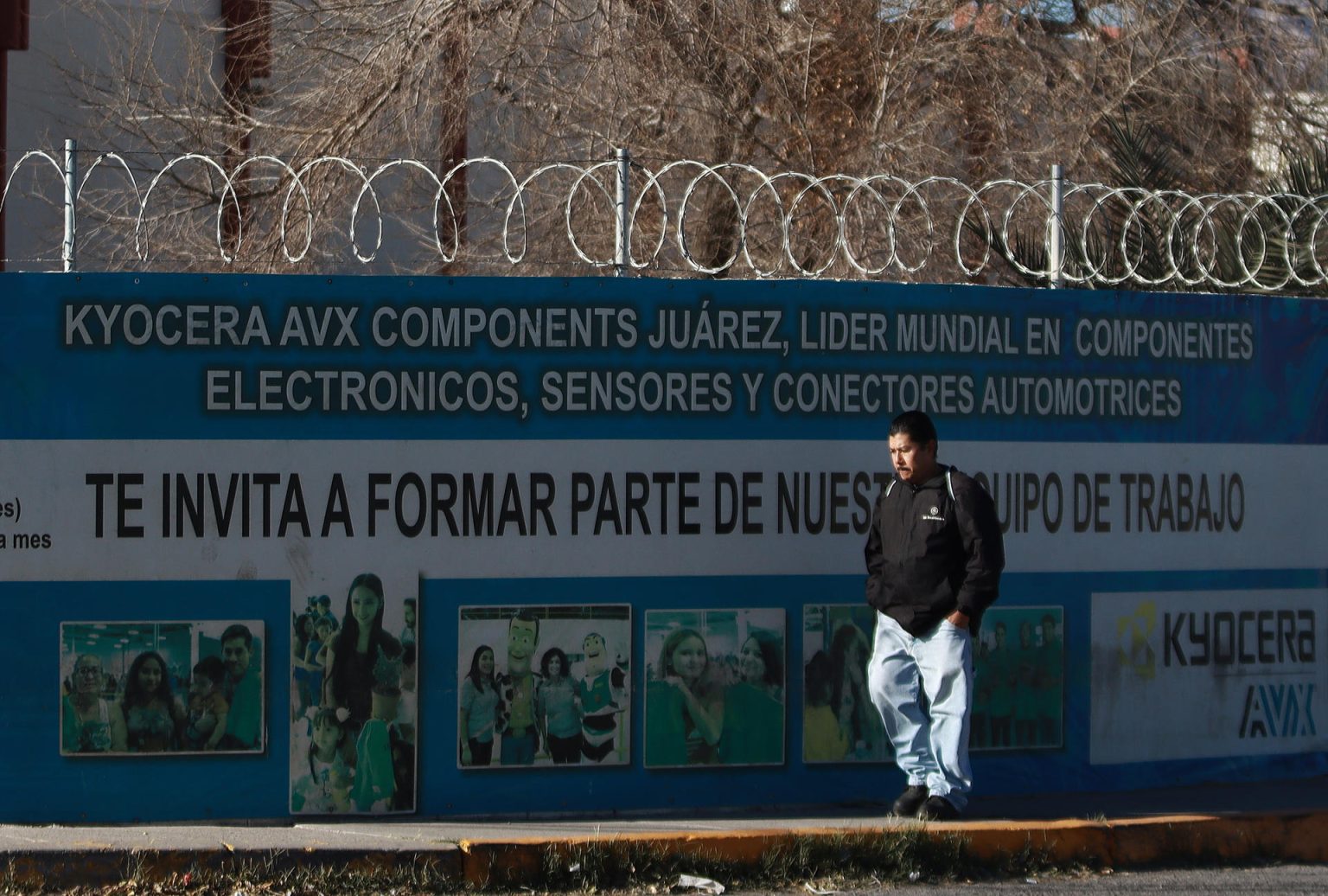 Una persona caminan frente a una fábrica que anuncia vacantes para sus líneas de ensamblajes, el 16 de enero de 2024, en Ciudad Juárez, Chihuahua (México). EFE/ Luis Torres