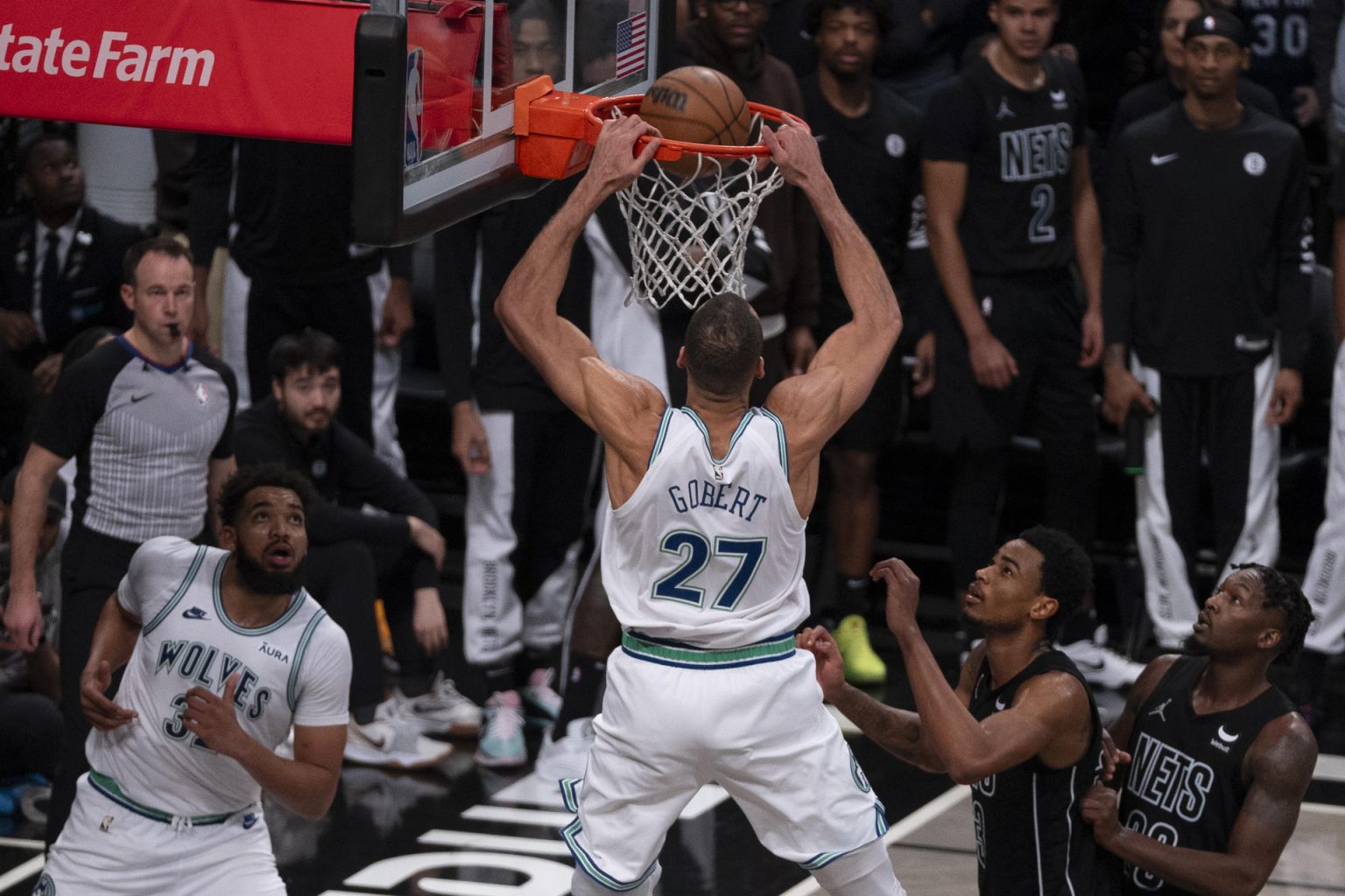 Rudy Gobett de Minnesota Timberwolves en el aire sobre la marca de por Nic Claxton Brooklyn Nets durante el juego de NBA en el Barclays Center de Brooklyn, New York (EE. UU). EFE/ Ángel Colmenares