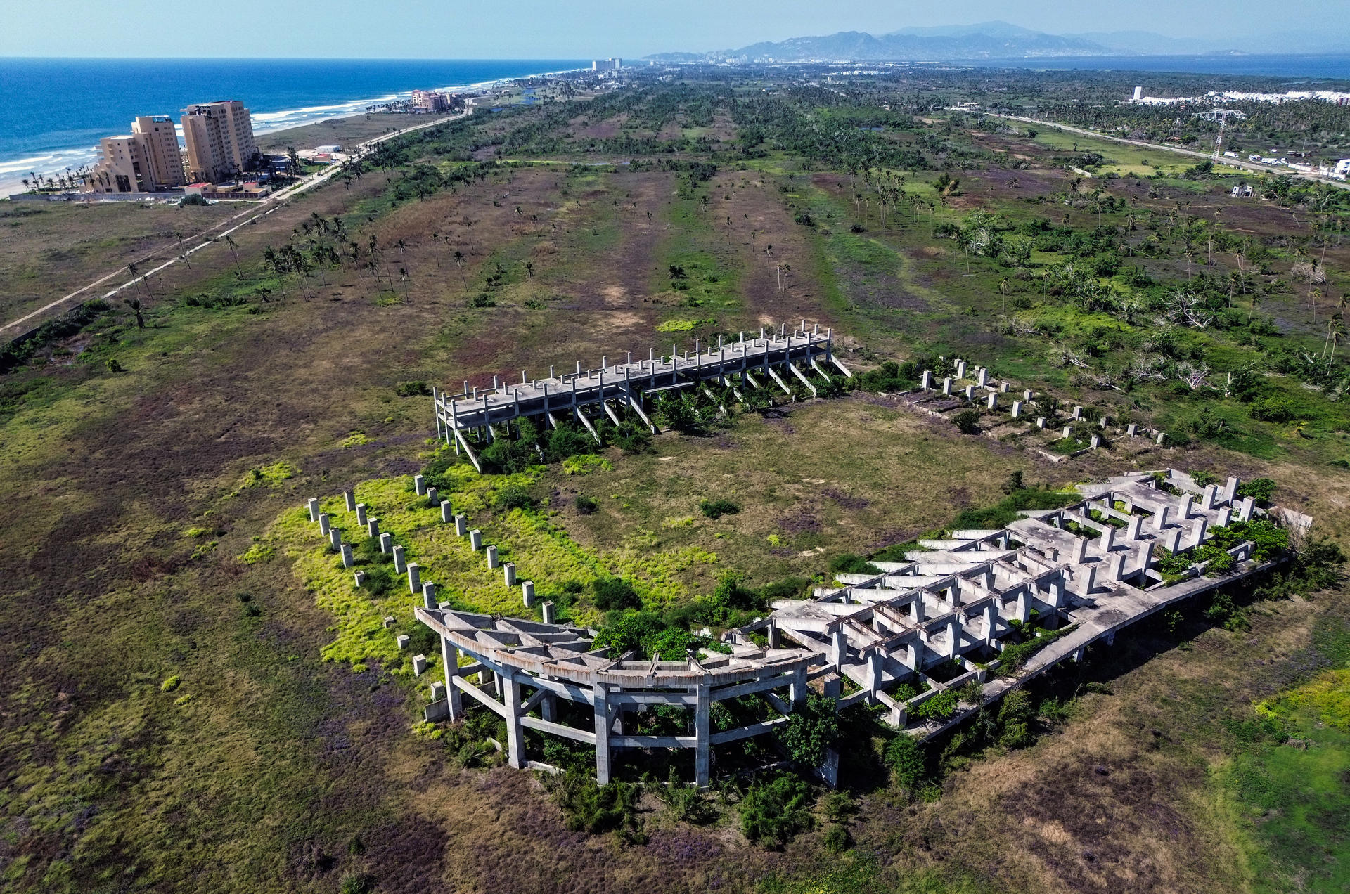 Fotografía aérea donde se observa un estadio de fútbol en reconstrucción, el 22 de enero de 2024, en Acapulco (México). EFE/ David Guzmán
