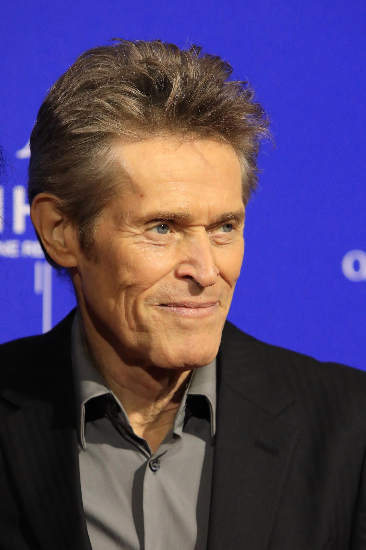 El actor estadounidense Willem Dafoe posa a su llegada a la ceremonia de premiación del Festival Internacional de Cine de Palm Springs, el 4 de enero de 2024 en el Centro de Convenciones de Palm Springs, California (Estados Unidos). EFE/EPA/NINA PROMMER