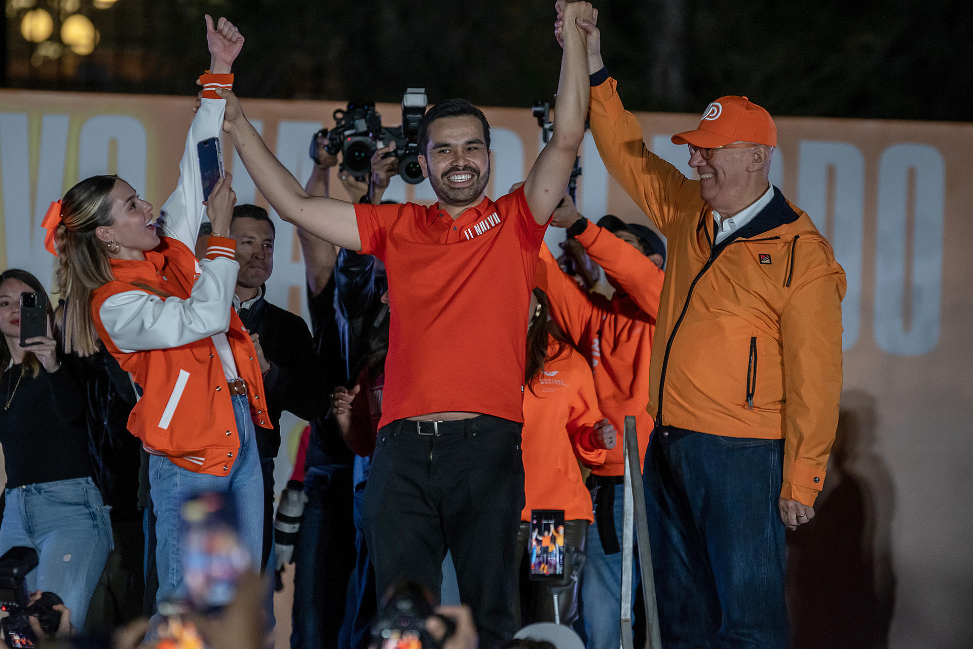 La precandidata a la presidencia municipal de Monterrey Mariana Rodríguez (i), el precandidato a la presidencia de México por el partido Movimiento Ciudadano (MC) Jorge Álvarez Máynez (i) y el líder nacional del movimiento Dante Delgado (d) participan durante el cierre de precampaña hoy, en la ciudad de Monterrey (México). EFE/Miguel Sierra
