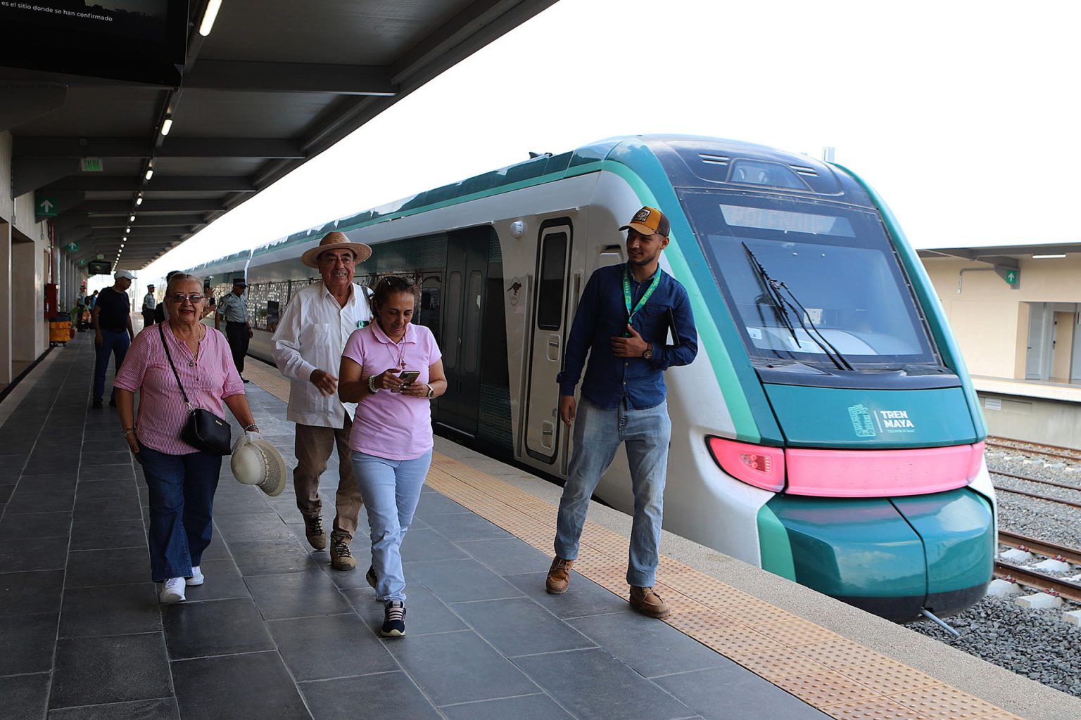 Pasajeros abordan el Tren Maya en la estación Valladolid, el 14 de enero de 2024 en el estado de Yucatán (México). EFE/Lourdes Cruz