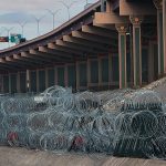 Vista de barricadas de alambre de púas, el 25 de enero de 2024 en el muro fronterizo desde Ciudad Juárez, Chihuahua (México). EFE/Luis Torres