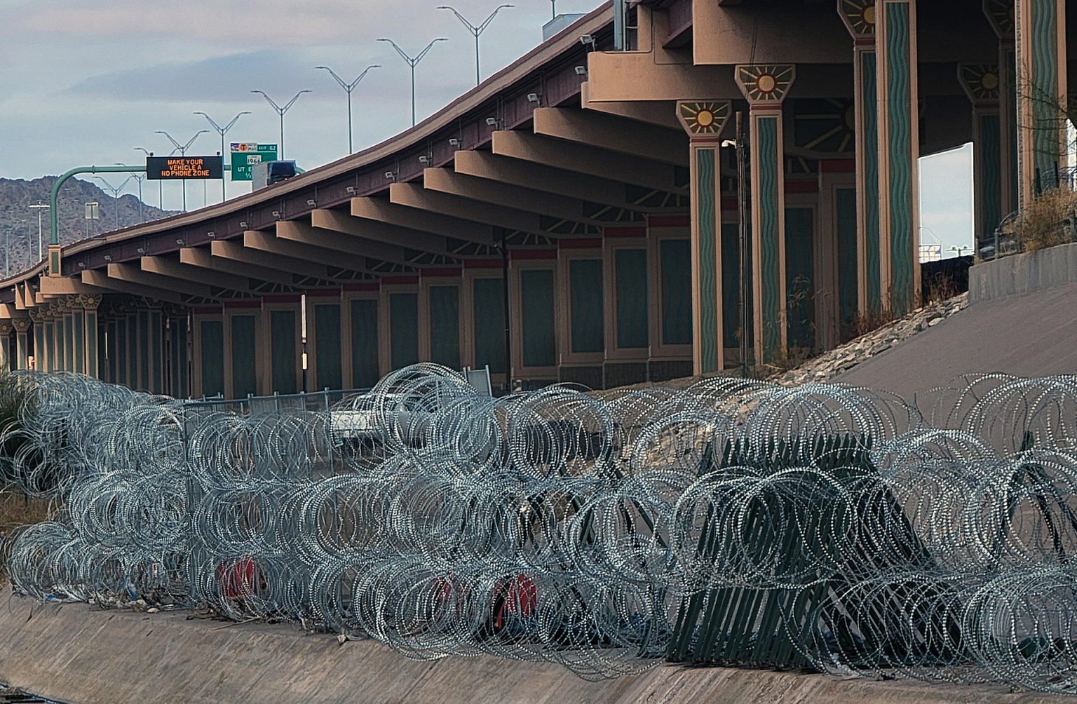 Vista de barricadas de alambre de púas, el 25 de enero de 2024 en el muro fronterizo desde Ciudad Juárez, Chihuahua (México). EFE/Luis Torres