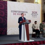 El subsecretario federal de Seguridad Pública, Luis Rodríguez Bucio (c), habla durante la conferencia de prensa matutina del presidente de México, Andrés Manuel López Obrador (i), hoy, en el Palacio Nacional de la Ciudad de México (México). EFE/ José Méndez