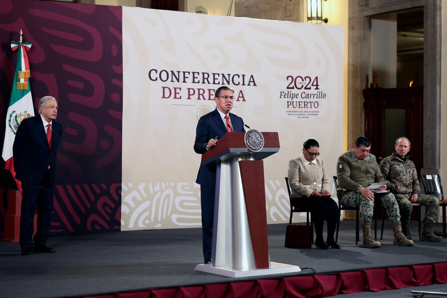 El subsecretario federal de Seguridad Pública, Luis Rodríguez Bucio (c), habla durante la conferencia de prensa matutina del presidente de México, Andrés Manuel López Obrador (i), hoy, en el Palacio Nacional de la Ciudad de México (México). EFE/ José Méndez