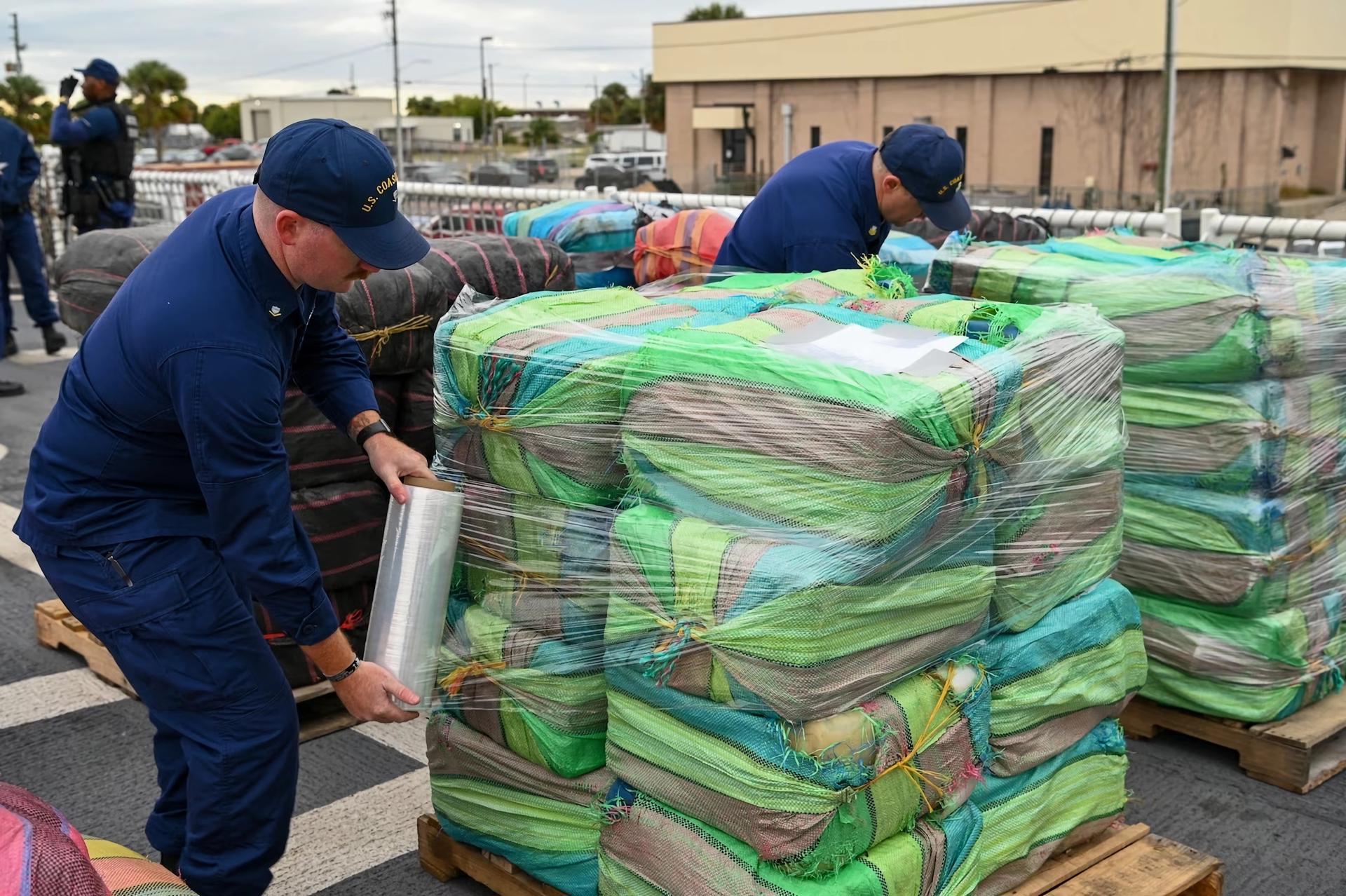 Fotografía cedida por la Guardia Costera de Estados Unidos donde aparecen unos miembros de la tripulación del buque guardacostas Resolute (WMEC620) mientras sellan la droga incautada en sus patrullas marítimas, hoy en el puerto de St. Petesburg, Florida (EE. UU). EFE/Guardia Costera EEUU /SOLO USO EDITORIAL /NO VENTAS /SOLO DISPONIBLE PARA ILUSTRAR LA NOTICIA QUE ACOMPAÑA /CRÉDITO OBLIGATORIO
