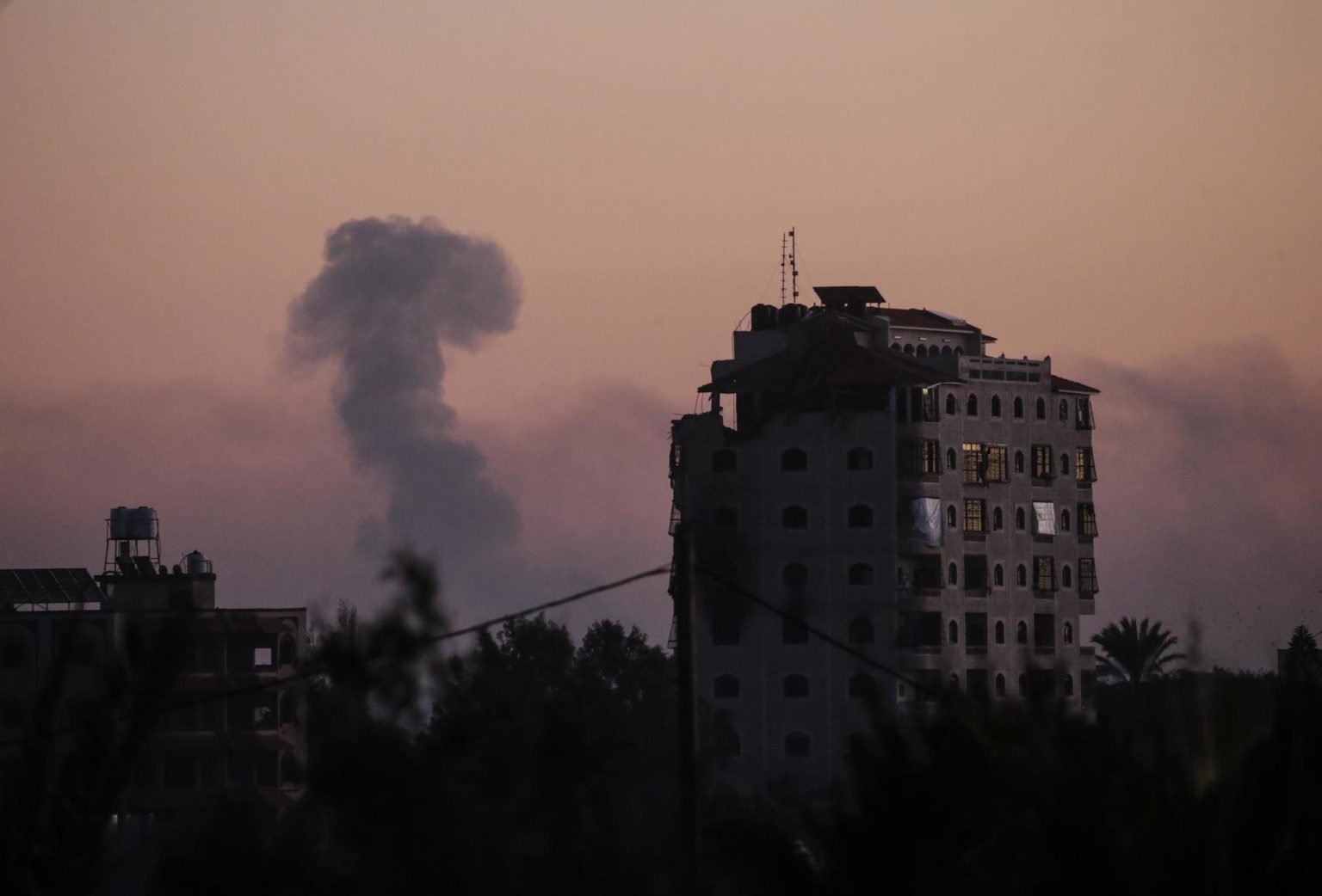 Una columna de humo tras un ataque aéreo israelí en el sur de Ciudad de Gaza. Imagen de archivo. EFE/MOHAMMED SABER