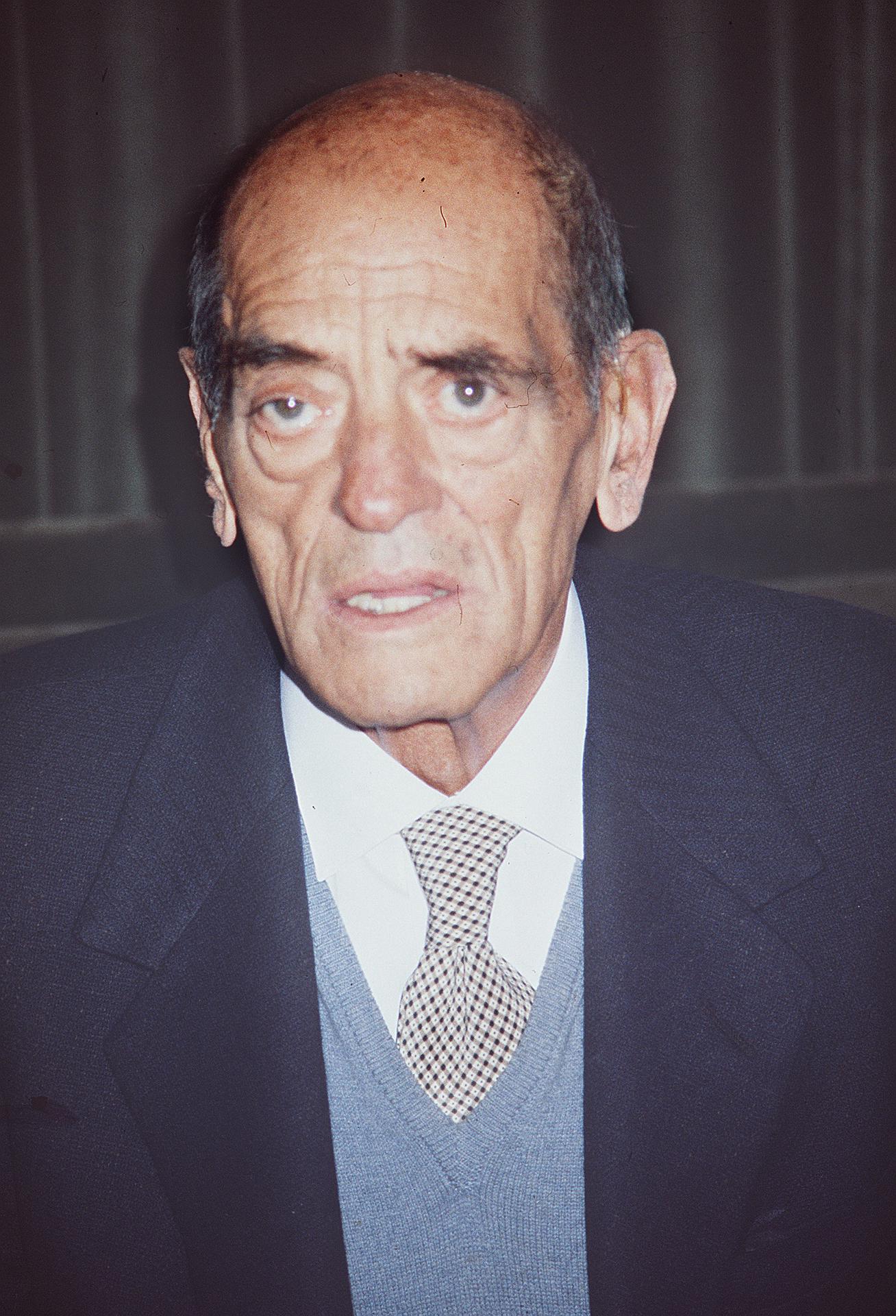 Fotografía de archivo de marzo de 1980 donde aparece el director de cine español Luis Buñuel en una instantánea durante la recepción de la Medalla de Oro de la Universidad Complutense en Madrid (España). EFE/ ARCHIVO