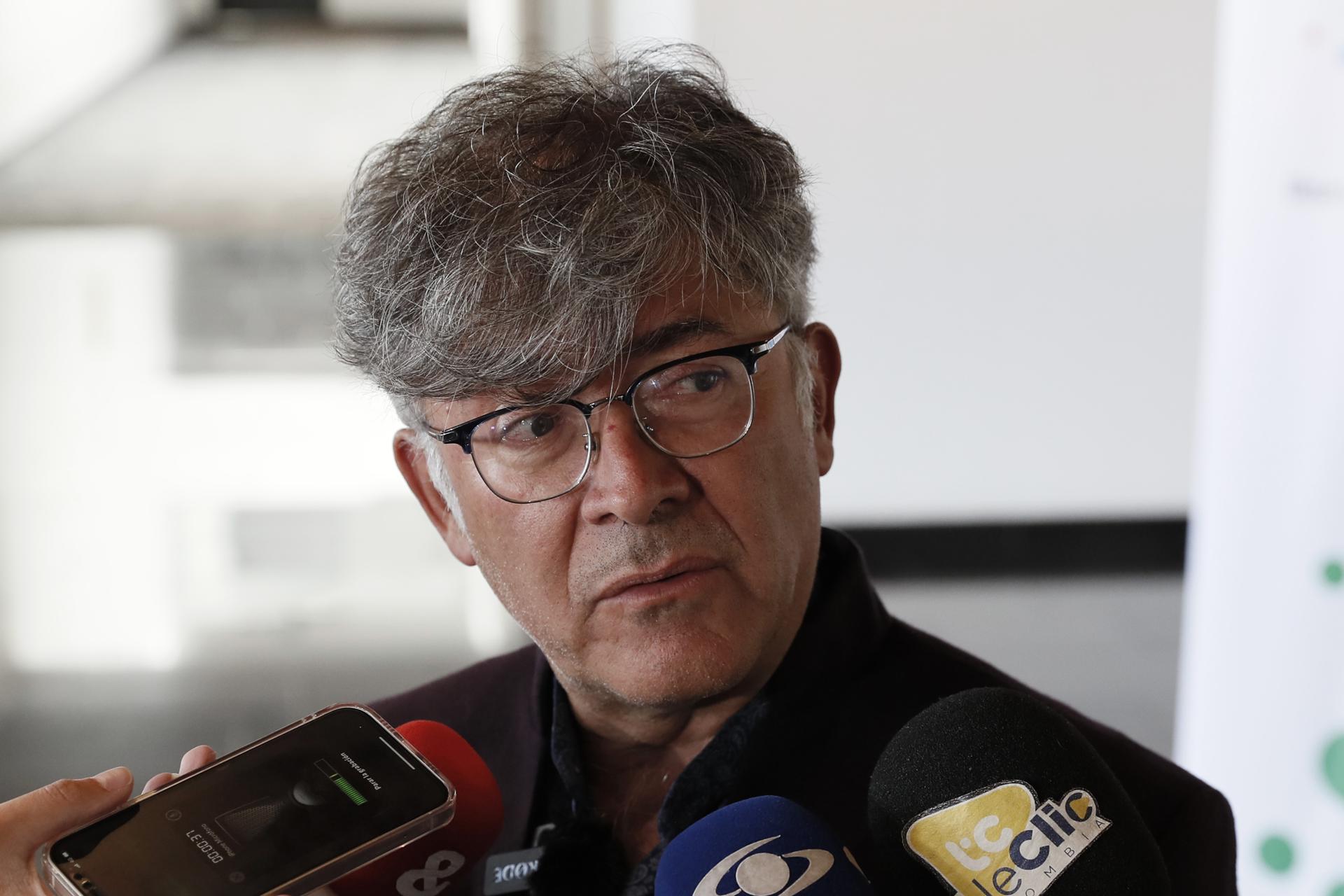 El director de Migración Colombia, Carlos Fernando García Manosalva habla hoy durante una rueda de prensa en Bogotá (Colombia). EFE/ Carlos Ortega
