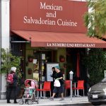 Una persona sale con comida del restaurante Numero Uno que sirve comida mexicana y salvadoreña en Hollywood, California. EFE/Iván Mejía