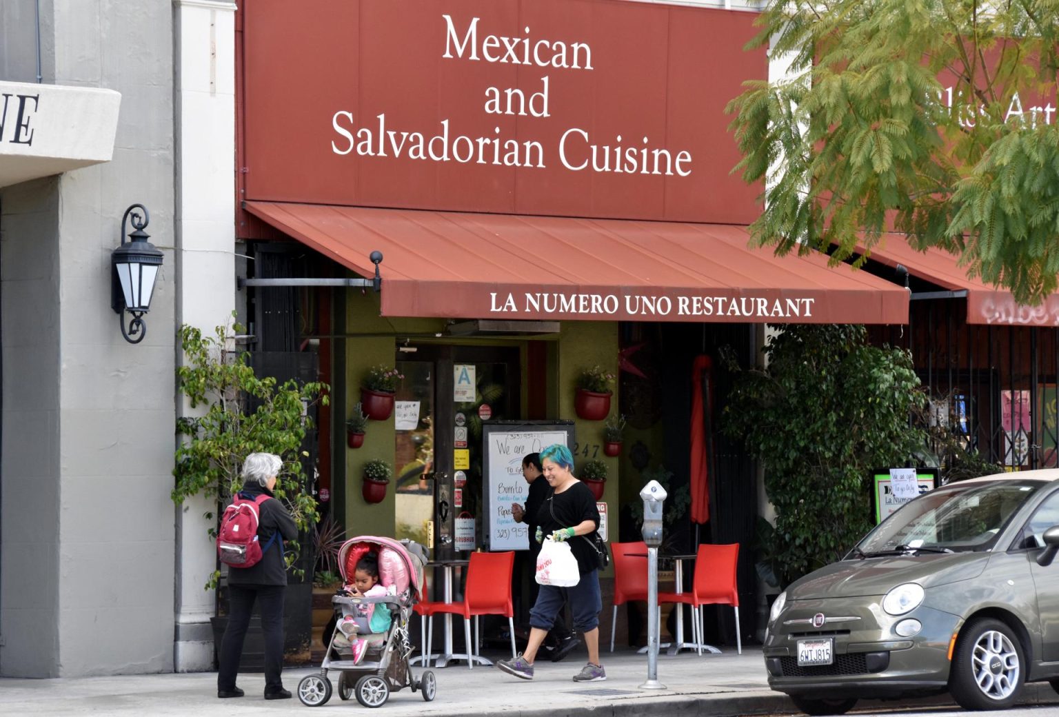 Una persona sale con comida del restaurante Numero Uno que sirve comida mexicana y salvadoreña en Hollywood, California. EFE/Iván Mejía