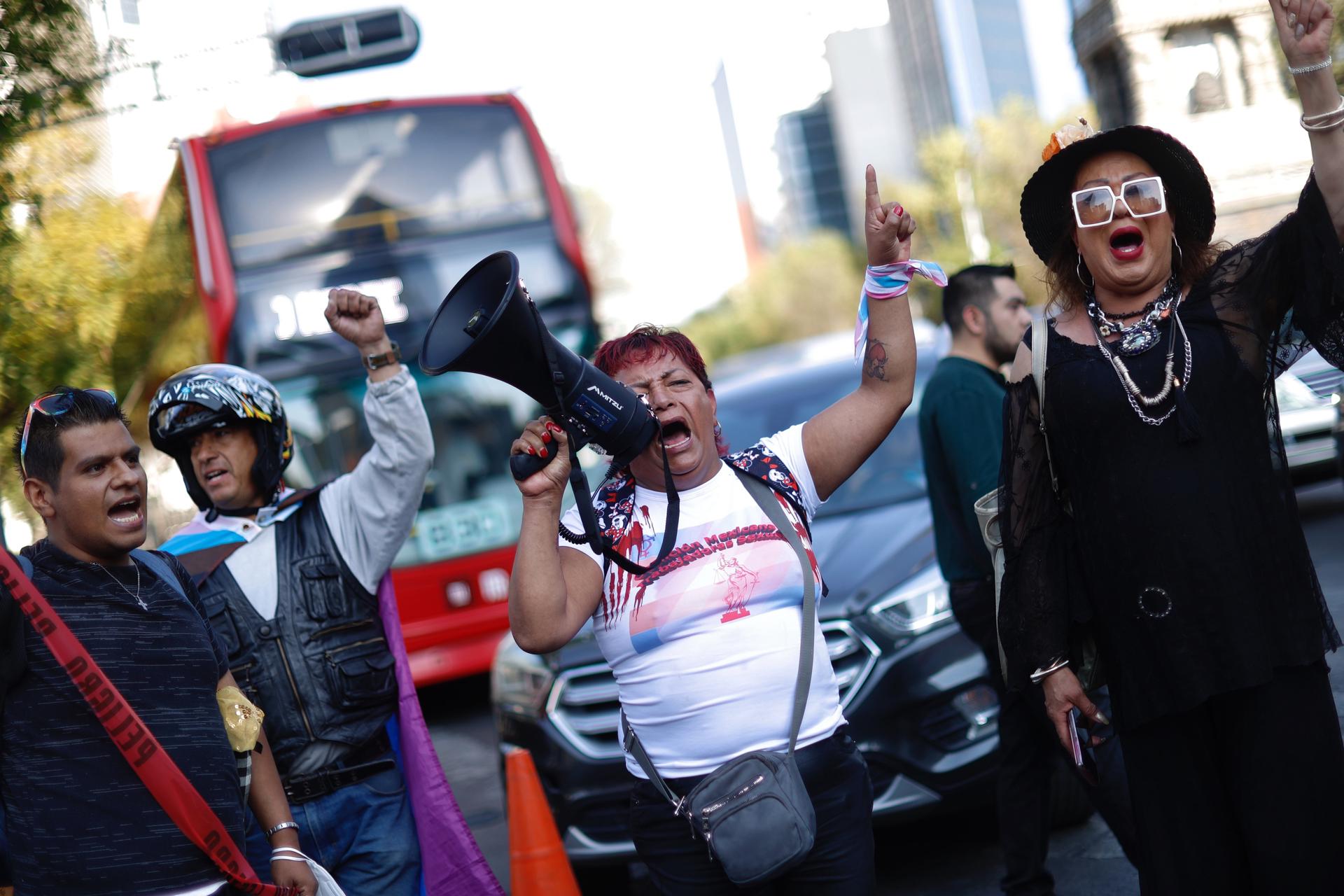 Un grupo de activistas de colectivos trans marchan en la Ciudad de México (México). EFE/Sáshenka Gutiérrez
