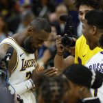 LeBron James de Los Ángeles Lakers es felicitado por sus compañeros frente a los Golden State Warriors en el Chase Center, en San Francisco, California (EE.UU.), este 27 de enero de 2024. EFE/EPA/John G. Mabanglo