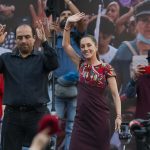 La candidata por el oficialista Movimiento de Regeneración Nacional (Morena) Claudia Sheinbaum, saluda a simpatizantes durante su cierre de precampaña en el Monumento a la Revolución, hoy en la Ciudad de México (México). EFE/Isaac Esquivel