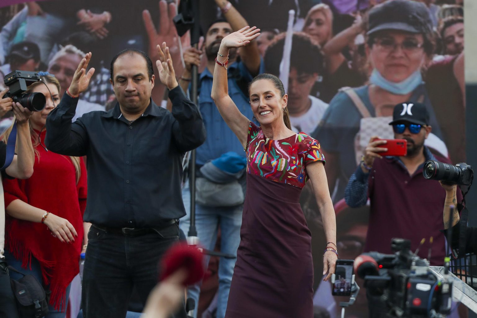 La candidata por el oficialista Movimiento de Regeneración Nacional (Morena) Claudia Sheinbaum, saluda a simpatizantes durante su cierre de precampaña en el Monumento a la Revolución, hoy en la Ciudad de México (México). EFE/Isaac Esquivel