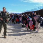 Fotografía de archivo fechada el 29 de noviembre de 2023 que muestra a un agente de la Patrulla Fronteriza mientras vigila a un grupo de migrantes en el puesto fronterizo de Jacumba, a unas 75 millas (120 kilómetros) al este de San Diego, California (EEUU). EFE/ Manuel Ocaño