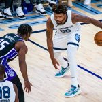 El jugador de Grizzlies Marcus Smart (d) trata de superar la marca de Davion Mitchell (i), de Kings, en una fotografía de archivo. EFE/ Matthew A. Smith