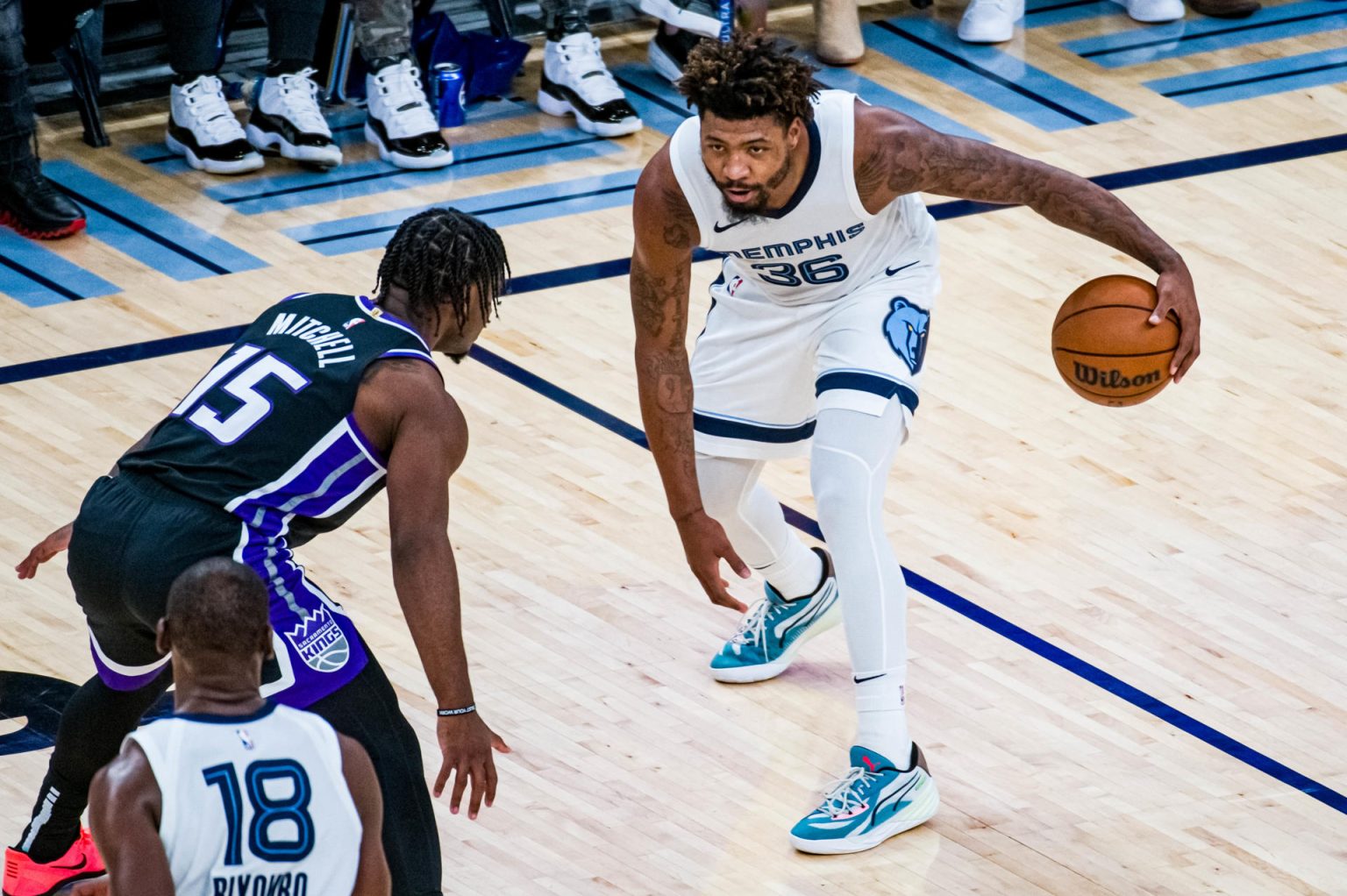 El jugador de Grizzlies Marcus Smart (d) trata de superar la marca de Davion Mitchell (i), de Kings, en una fotografía de archivo. EFE/ Matthew A. Smith