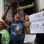 La activista y defensora de derechos humanos Kenya Cuevas (c) participa en una manifestación en las instalaciones de la Comisión Ejecutiva de Atención a Víctimas, hoy, en la Ciudad de México (México). EFE/ Sáshenka Gutiérrez