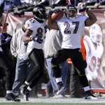 Fotografía de archivo de varios jutadores de los Ravens de Baltimore, mientras celebran una jugada. EFE/Justin Lane