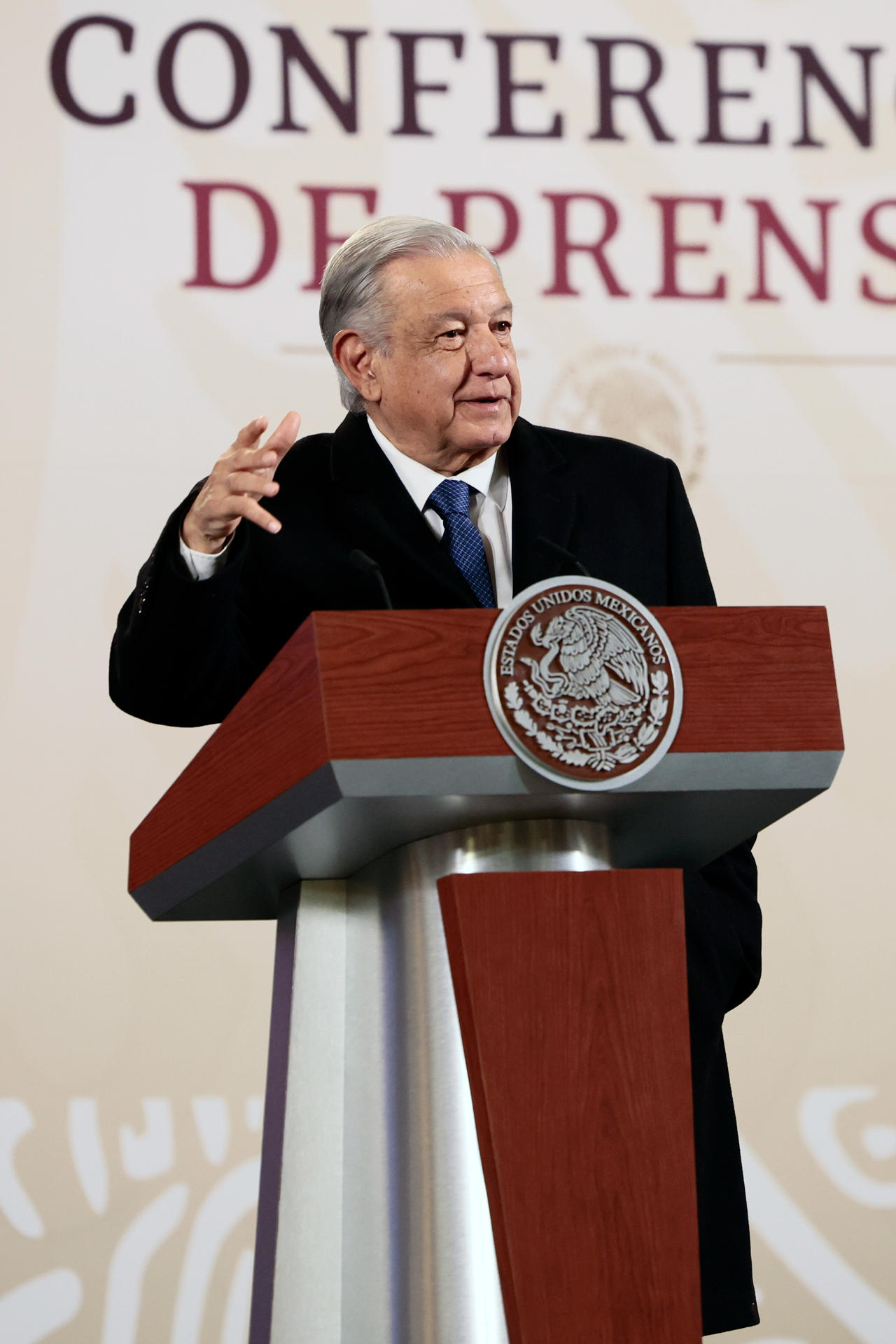 El presidente de México, Andrés Manuel López Obrador, habla durante su conferencia de prensa matutina hoy, en el Palacio Nacional en la Ciudad de México (México). EFE/José Méndez