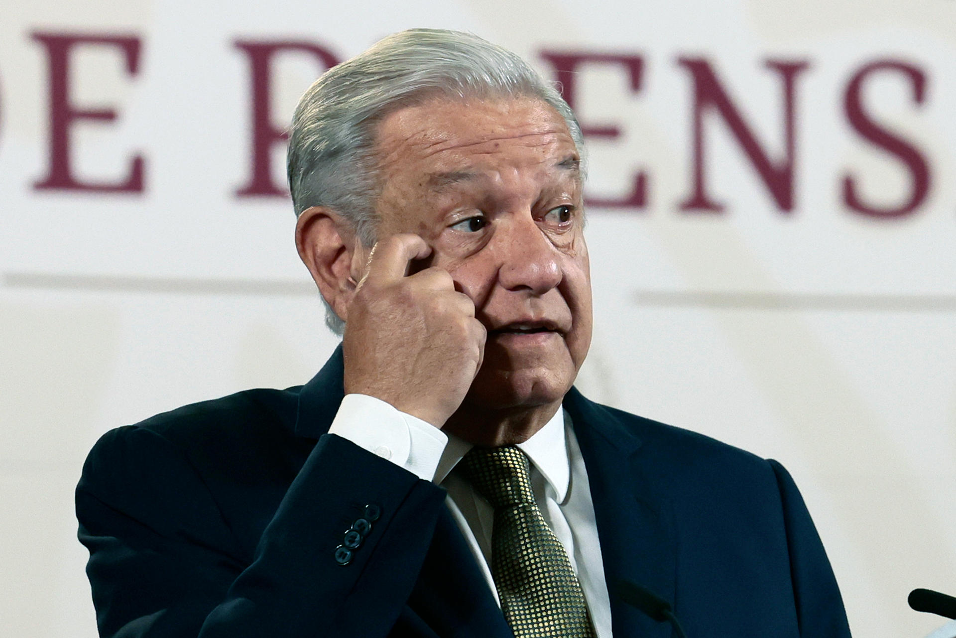 El presidente de México, Andrés Manuel López Obrador, ofrece su conferencia de prensa matutina hoy, en el Palacio Nacional de la Ciudad de México (México). EFE/ José Méndez
