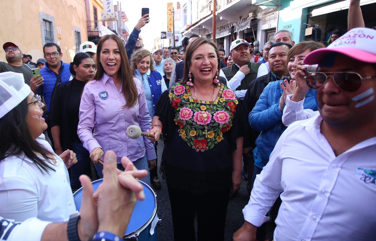 Fotografía de archivo de la candidata a la presidencia de México por el Frente Amplio por México, Xóchitl Gálvez (c). EFE/Luis Ramirez