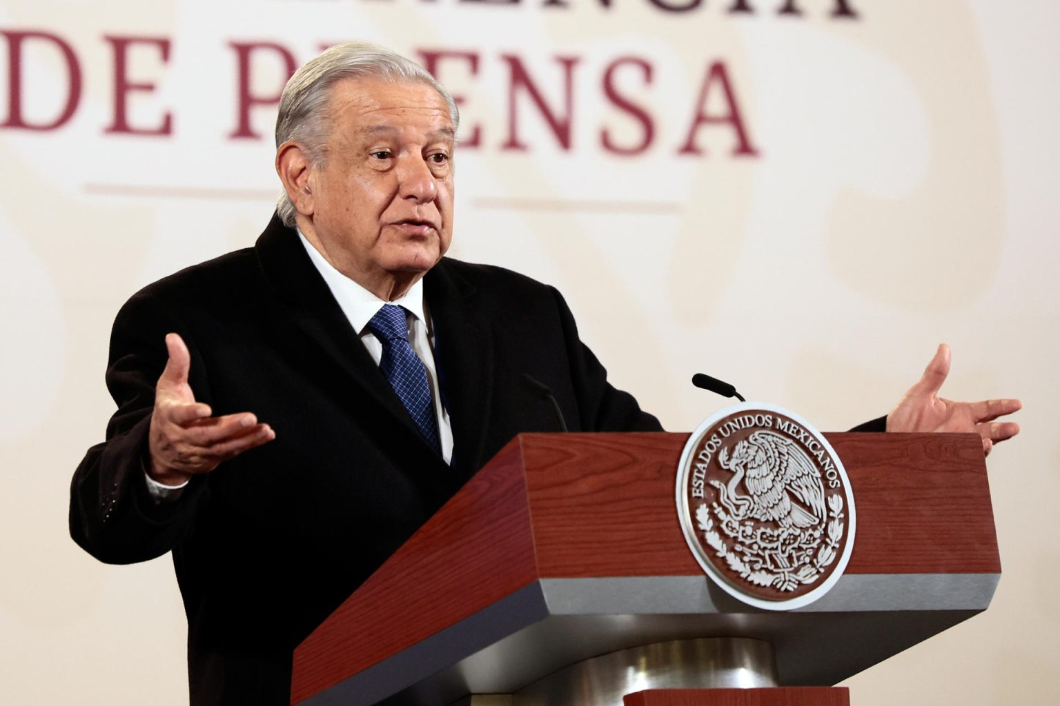 El presidente de México, Andrés Manuel López Obrador, habla durante su conferencia de prensa matutina hoy, en el Palacio Nacional en la Ciudad de México (México). EFE/José Méndez