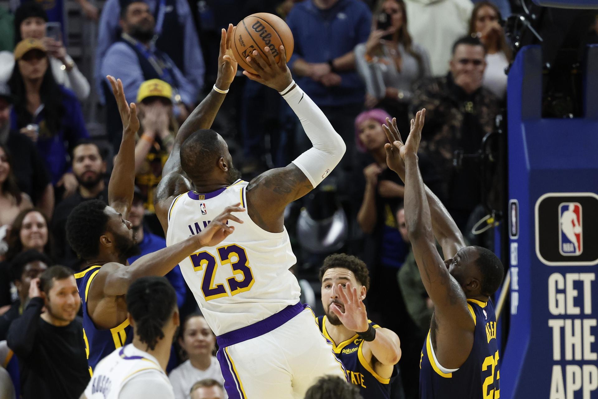 LeBron James de Los Ángeles Lakers en acción frente a los Golden State Warriors en el Chase Center, en San Francisco, California (EE.UU.), este 27 de enero de 2024. EFE/EPA/John G. Mabanglo
