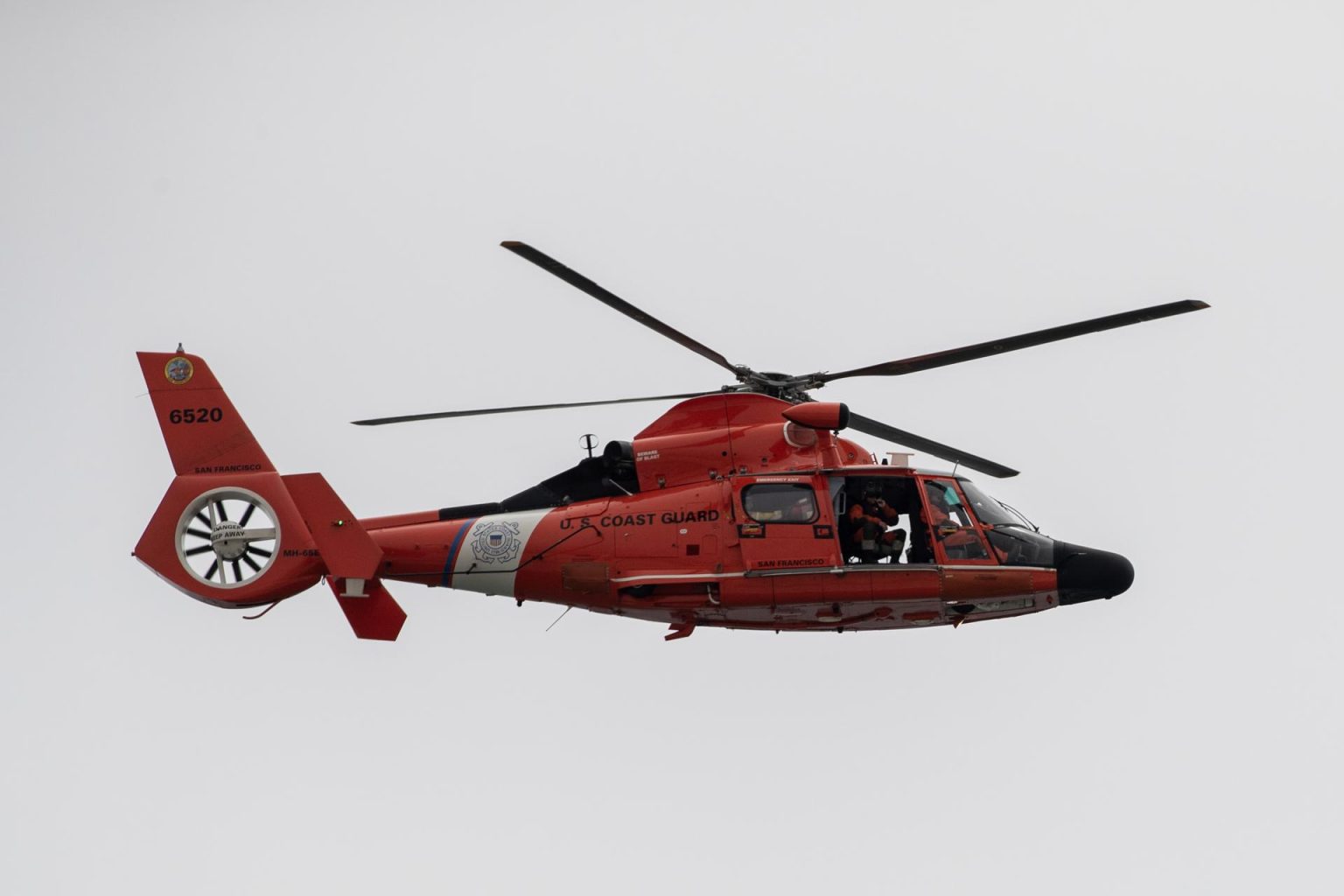 Los vigilantes de la Guardia Costera desviaron el lanzamiento de un helicóptero MH-60T Jayhawk de la Guardia Costera de la Estación Aérea de Borinquen y una embarcación especial para el cumplimiento de la ley para buscar. Fotografía de archivoEFE/EPA/ETIENNE LAURENT